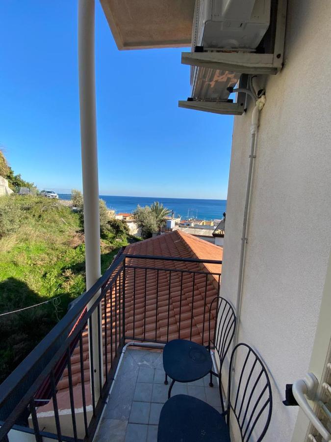 Nick & Santo'S Holiday Homes B&B ジャルディーニ・ナクソス エクステリア 写真